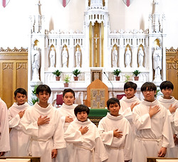 Altar server group hand raise 00.jpg