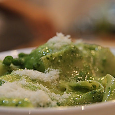 Pappardelle al pesto (Pappardella with pesto sauce)