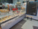 Vitrine de pâtisseries et tableau de 