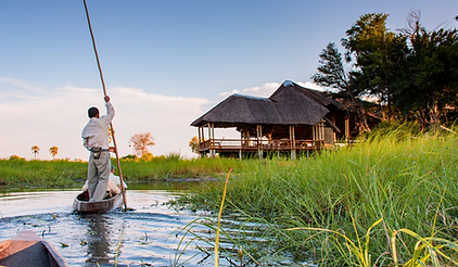 Poler taking guests on a mokoro excursion back to the safari lodge