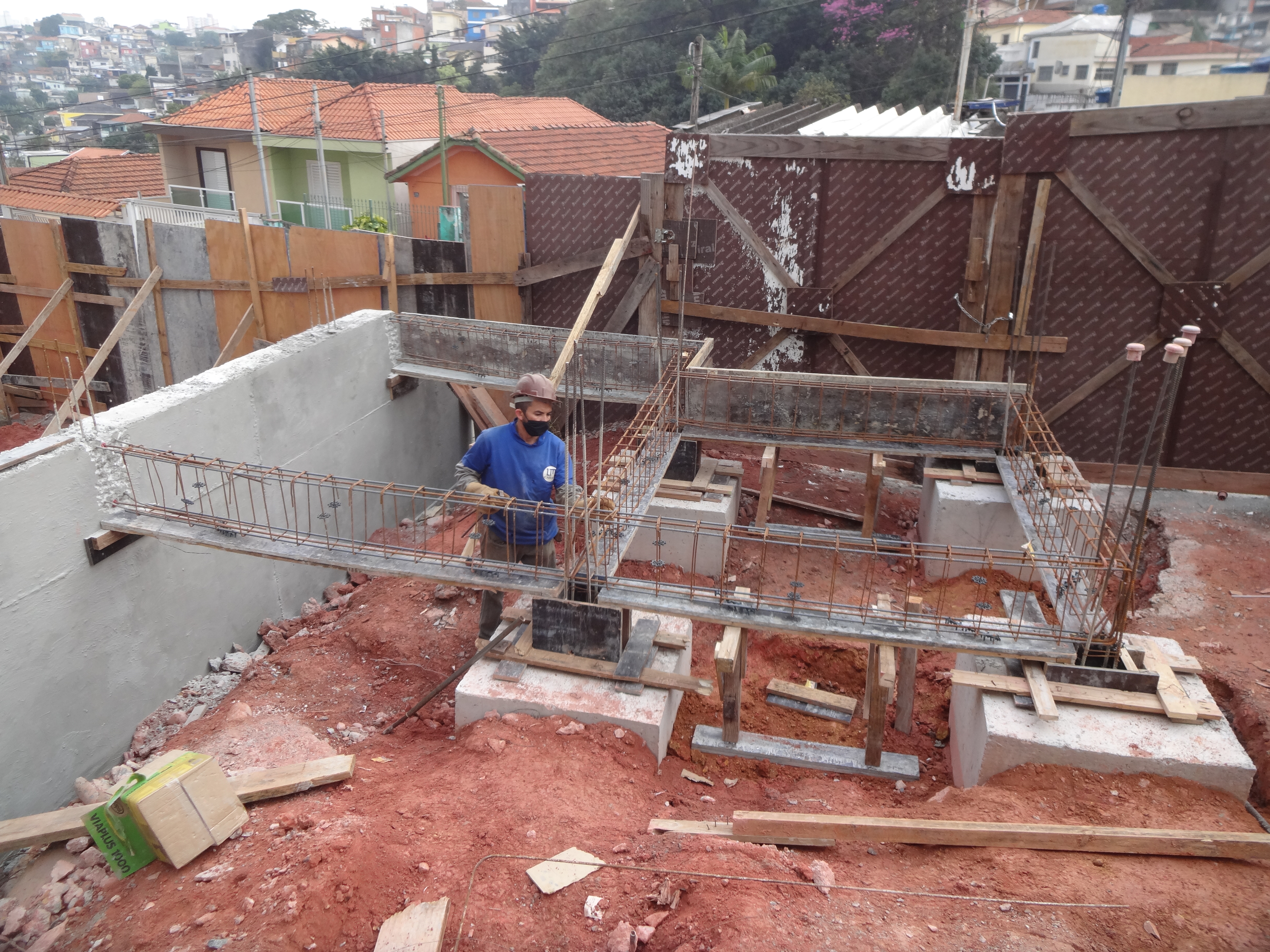 Montagem dos baldrames da guarita