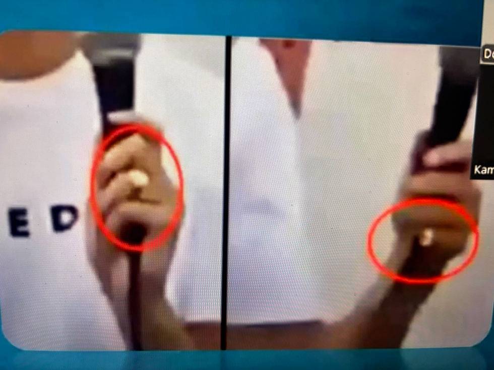 L'alliance de Kirk se ballade de son annulaire à son auriculaire et toujours ces images floues