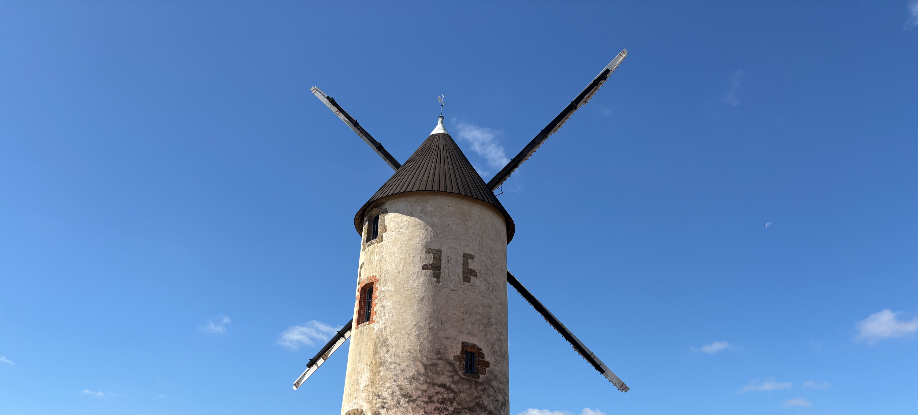 Rairé: le vent et l'homme font tourner ce moulin depuis 5 siècles