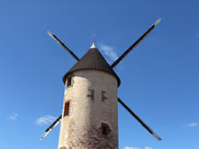 Rairé: le vent et l'homme font tourner ce moulin depuis 5 siècles