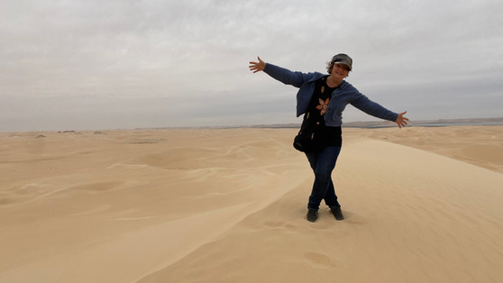La journaliste et créatrice de voyages Isabelle A. Bourgeois au sommet d'une dune de sable à Siwa