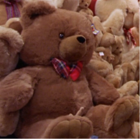 L’ours en peluche au Tartan Stuart qui rappelle à celui de Shining : symbole du communisme ?