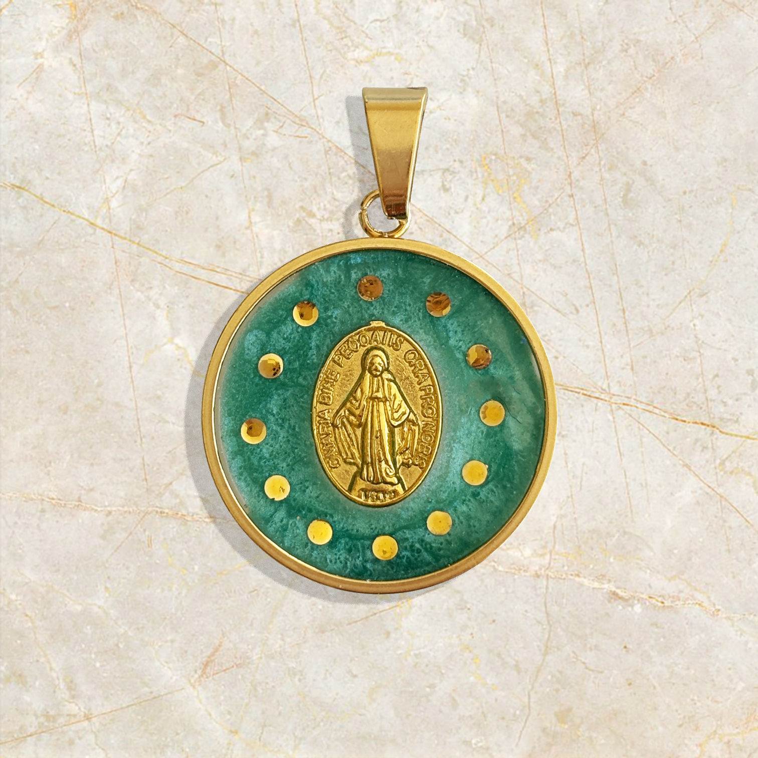 1.	Médaille Miraculeuse étoilée verte, Vierge Marie entourée de douze étoiles, mica vert.