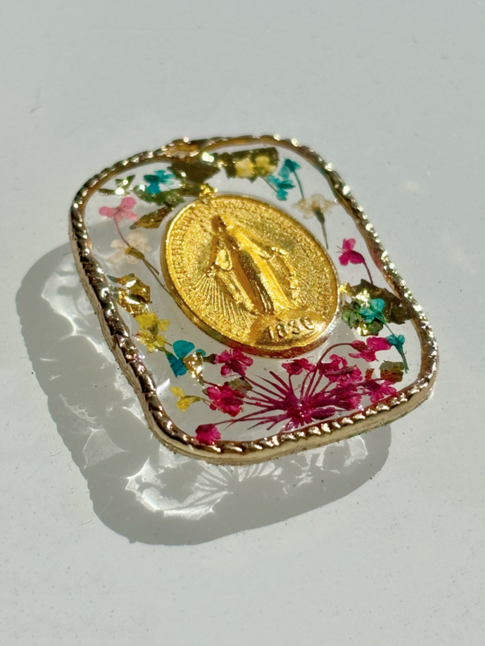 Médaille Miraculeuse fleurie, Vierge Marie ornée de fleurs naturelles séchées, format 33 × 23mm.