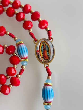 Icône de la Vierge Marie et chapelet, symbole de confiance et d’intercession.