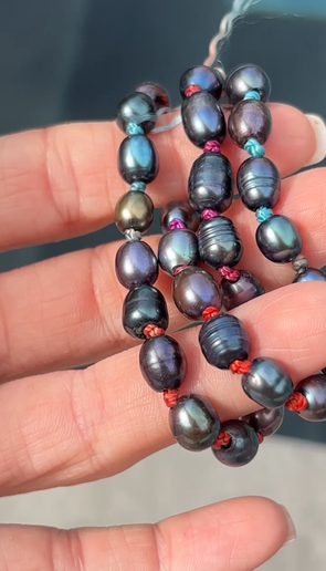 Miniature : Gros plan des perles noires aux reflets métallisés