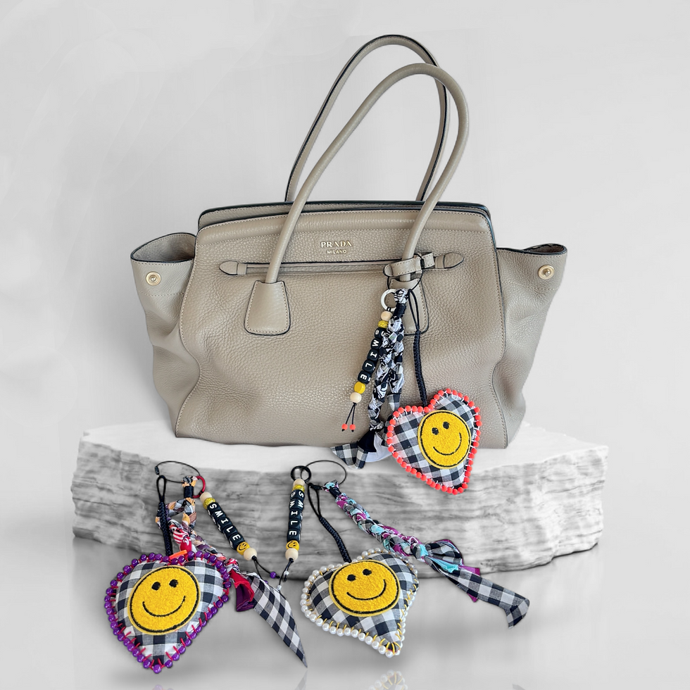 Grigri Cœur Smile accroché à l’anse d’un sac, touche colorée au quotidien.