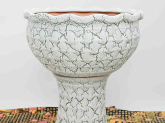 Vẻ Đẹp Kiêu Sa Của Chậu Sứ Dáng Ly Chân Cao: Tinh Hoa Gốm Sứ Kim Lan Giữa Lòng Hà Nội