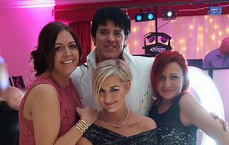 Paul Thorpe singing at a wedding