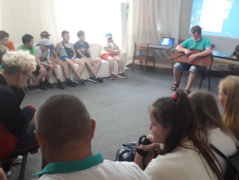 В очередной раз в выставочном зале "Зарни Шунды" Анна кенак встречала гостей - детишки спо