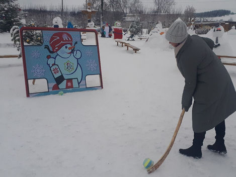 Уважаемые жители села и гости. Борьба между участниками соревнований по быстрым шахматам в самом раз