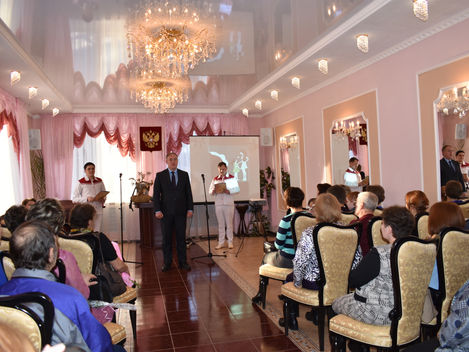 Мама - как много в этом слове!
Любовь, терпенье, доброта.
Слиянье мудрости и воли
И истинная доброта