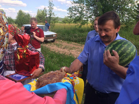 "Голубь мира"
Сотрудники отдела национальных культур совместно с методистом ДДН УР, предст