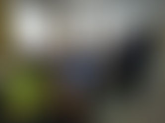 Шестьдесят четыре клетки-
Черно-белая мозаика, 
И воюют в этой сетке
Насмерть вороны и чайки...
Сего