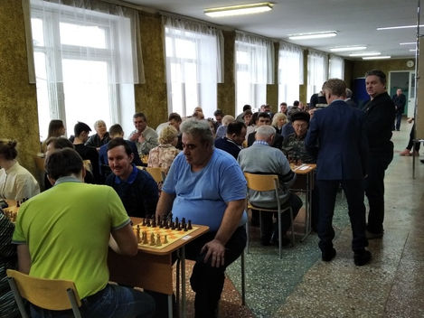 Шестьдесят четыре клетки-
Черно-белая мозаика, 
И воюют в этой сетке
Насмерть вороны и чайки...
Сего