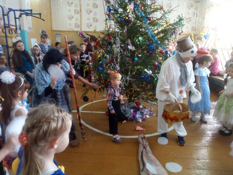Сотрудники Центра "Сибирский тракт" провели новогоднюю елочку для детишек детского сада и 