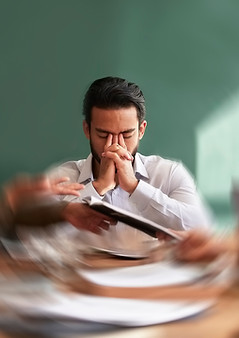 Personne stressée dans une réunion