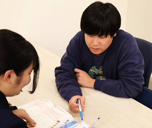 塾長が個別指導している様子(岩手県金ケ崎町・ROOTS進学塾)