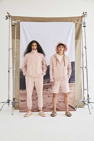 Editorial masculino com conjunto em tom pastel