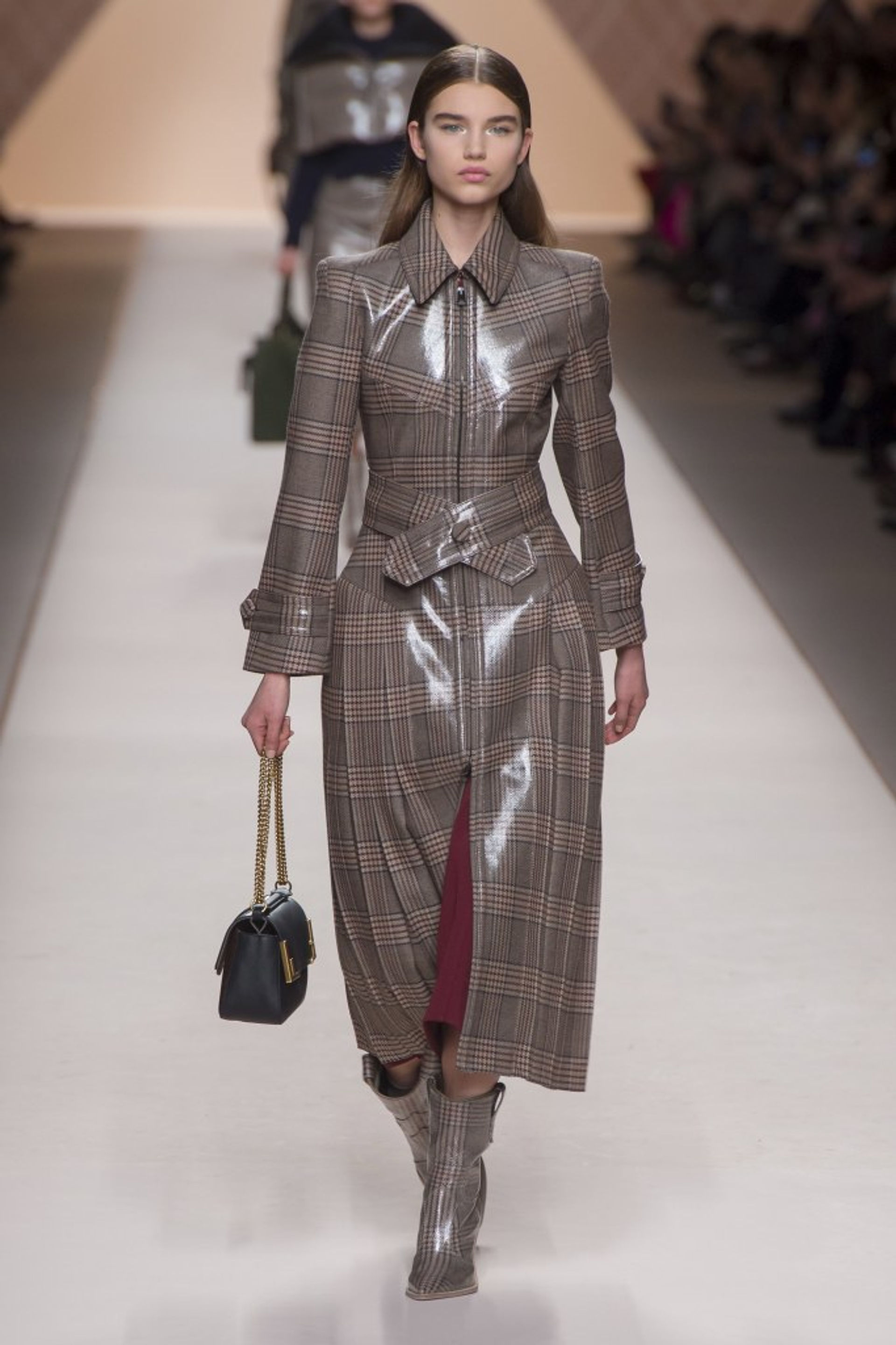 Modelo usando casaco Fendi