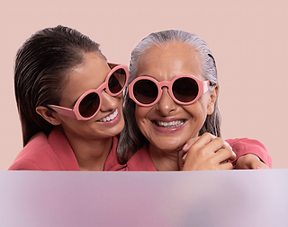 Mulheres usando oculos de sol rosa