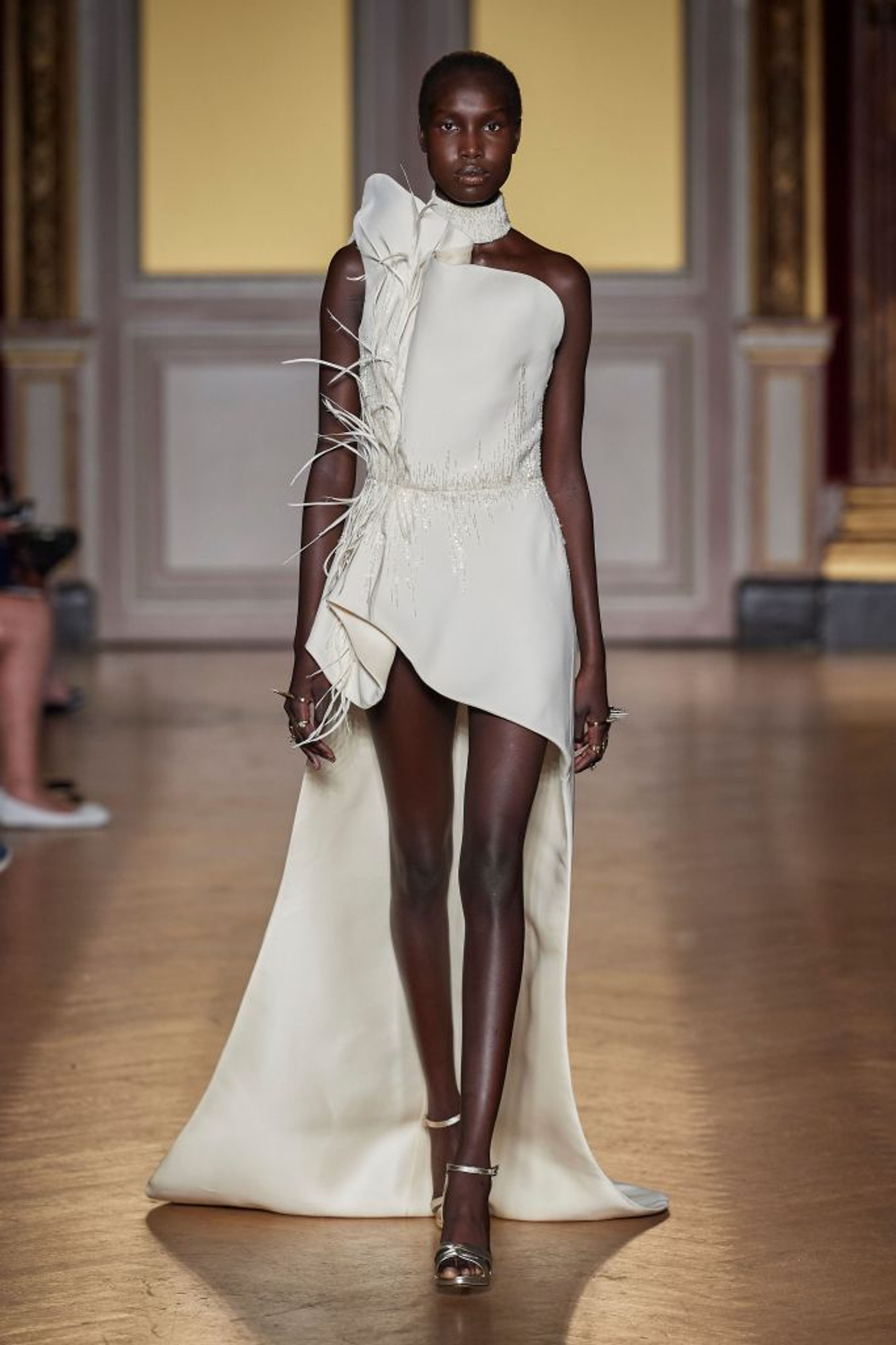 Vestido longo branco com pluma