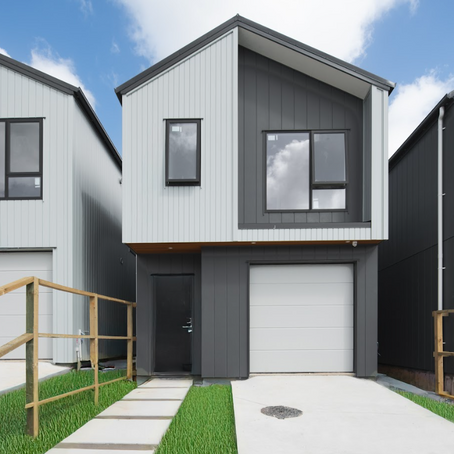 4 BEDROOMS, 2.5 BATHROOMS AND A SINGLE GARAGE!