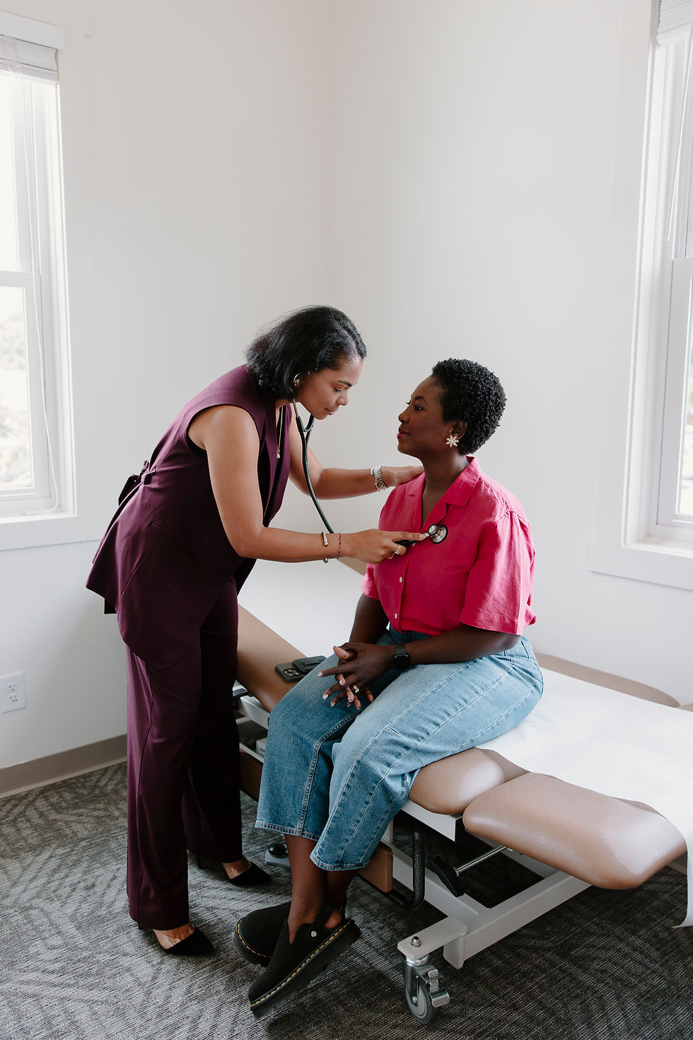 Black doctor consulting Black patient - ideal patients for Mozaïk Lifestyle Medicine clinic