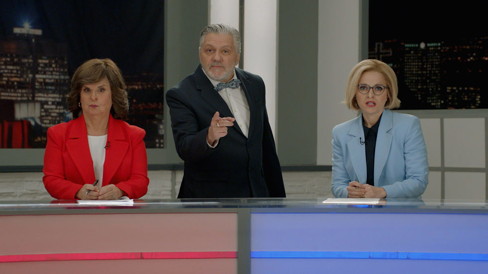 La blague sur la prostate de Richard Martineau a permis au Bye Bye de recycler le costume de molécule de COVID-19. Guylaine Tremblay incarne une délicieuse Céline Galipeau et Sarah-Jeanne Labrosse est Sophie Thibault.