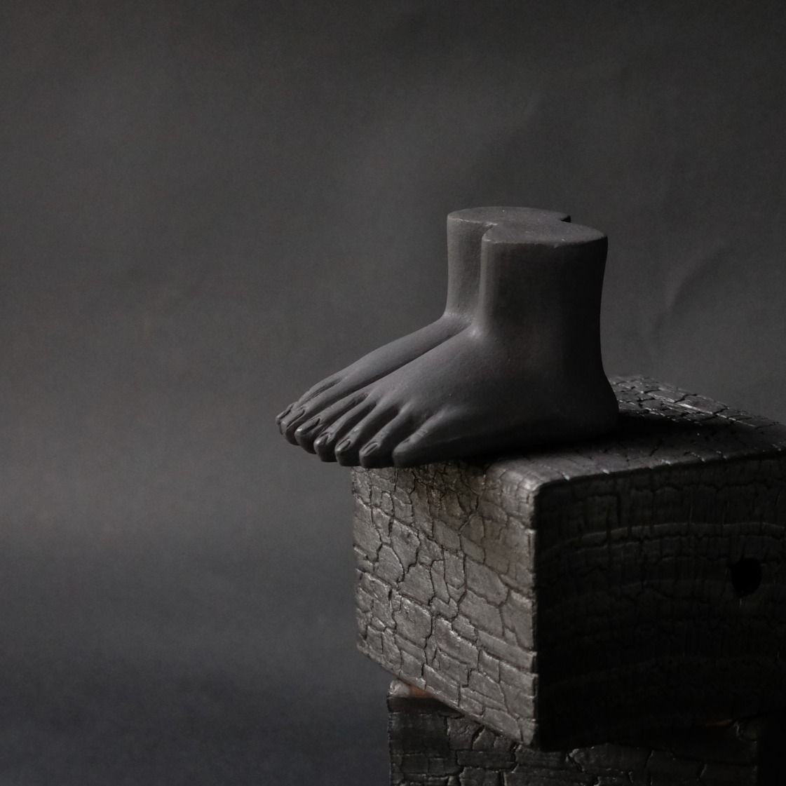 feet up (basaltic black)