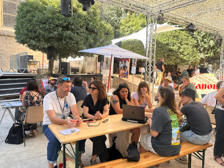 Lecture de portfolios avec les Directeur.ices membres du Réseau LUX le 14 novembre 2025 à Paris. Anne Éléonore Gagnon, Directrice artistique de la biennale Nicéphore+ sera parmi eux.