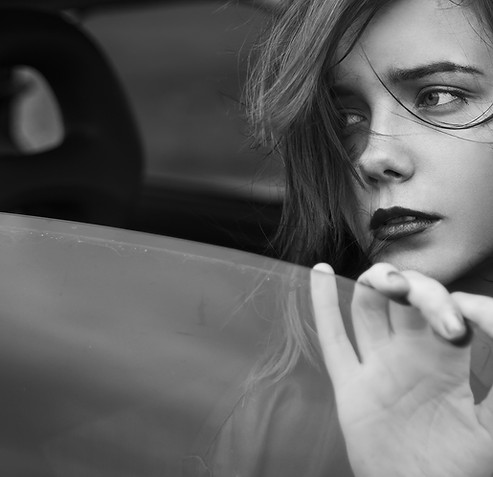 Fille triste dans la fenêtre