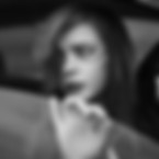 Fille triste dans la fenêtre