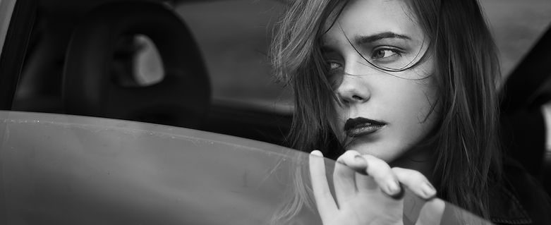 Menina triste na janela