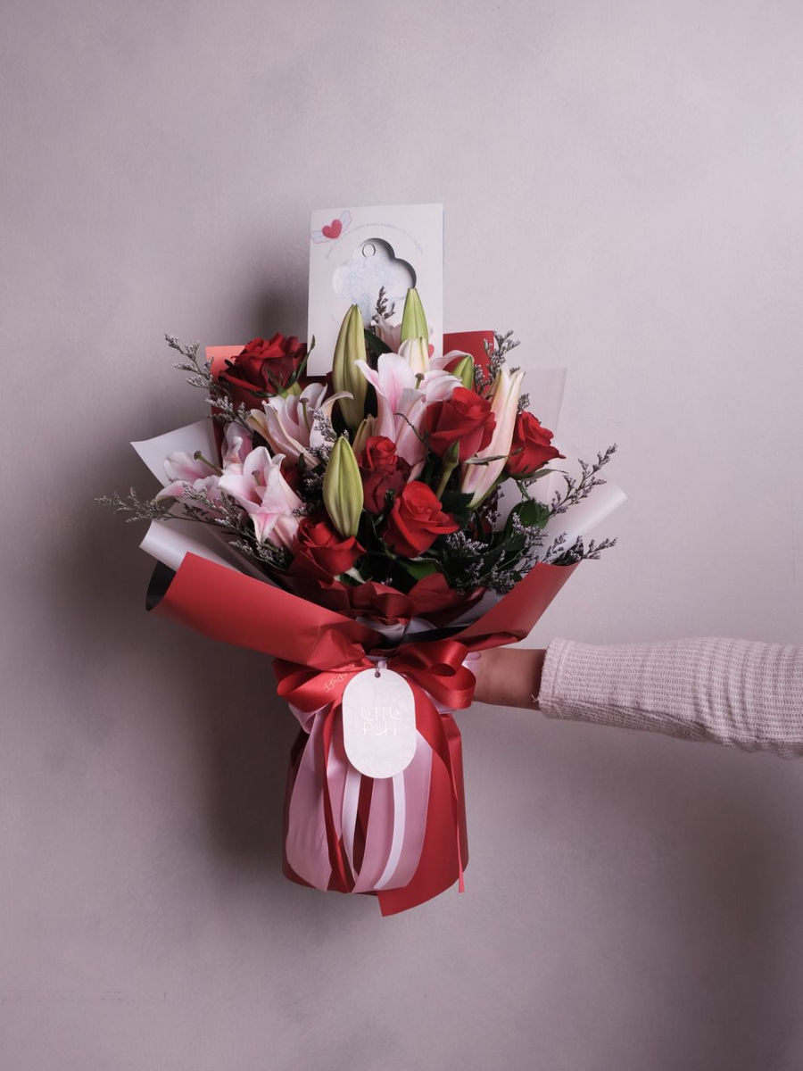 Lily & Rose Bouquet — Kombinasi lily dan mawar segar — Little Puff Flowers