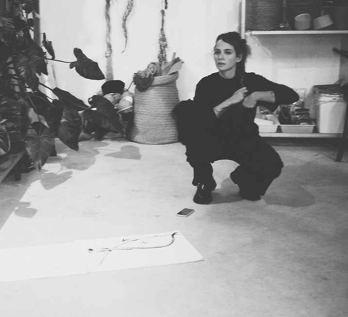 Beatriz Mandarino no ateliê com suas obras autorais.