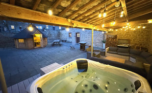 jacuzzi-and-lounge-location-de-vacances-avec-cour-intérieure-et-salon-confortable-vakantie
