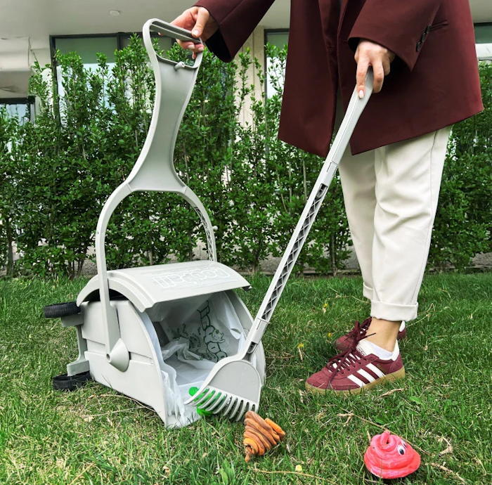 Features a detachable rake for scooping poop effortlessly and an extended handle that provides a no-bend approach