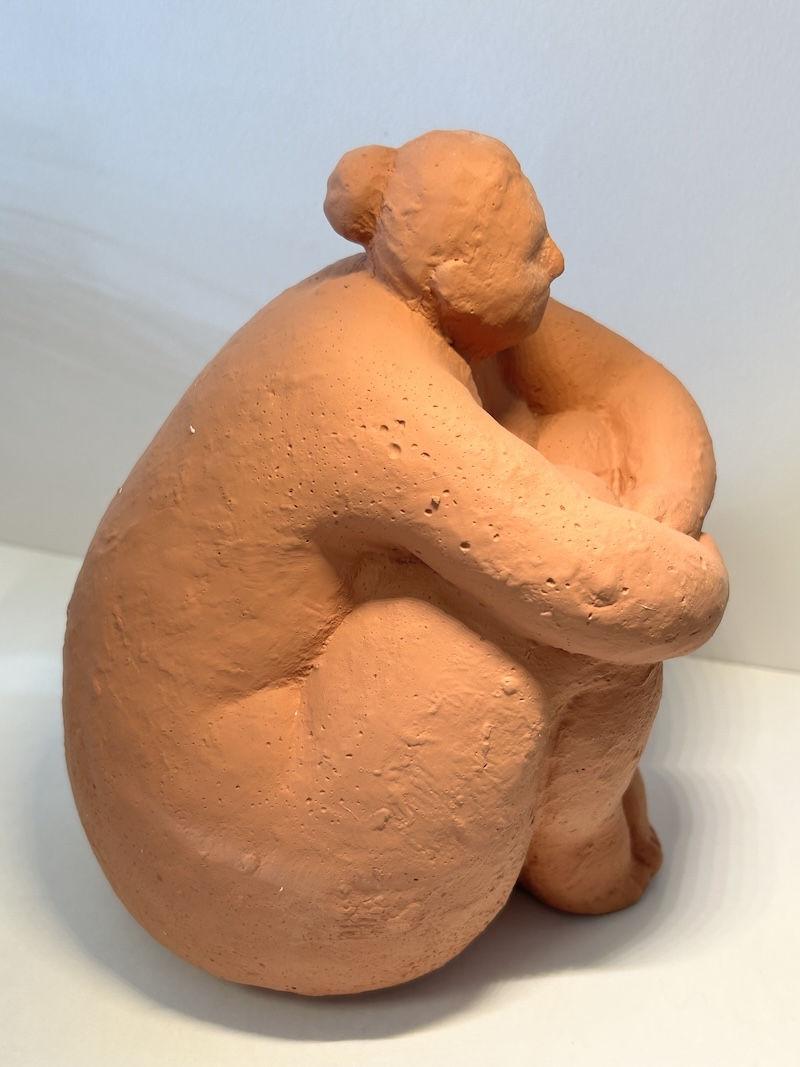 Miniature : Statuette terre cuite Femme Assise – OPJET Paris