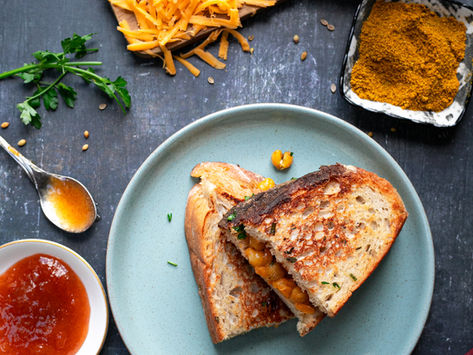 Sandwich con ceci speziati, Cheddar e chutney di mango