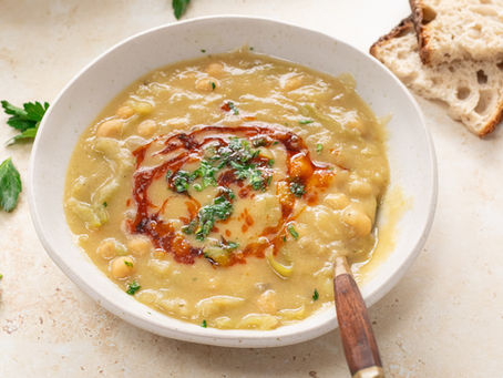 Zuppa di cavolo cappuccio e ceci con olio alla paprica