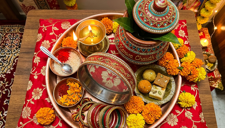 ऊपर से दिखता दृश्य में करवा चौथ की सजी हुई पूजा थाली रखी है