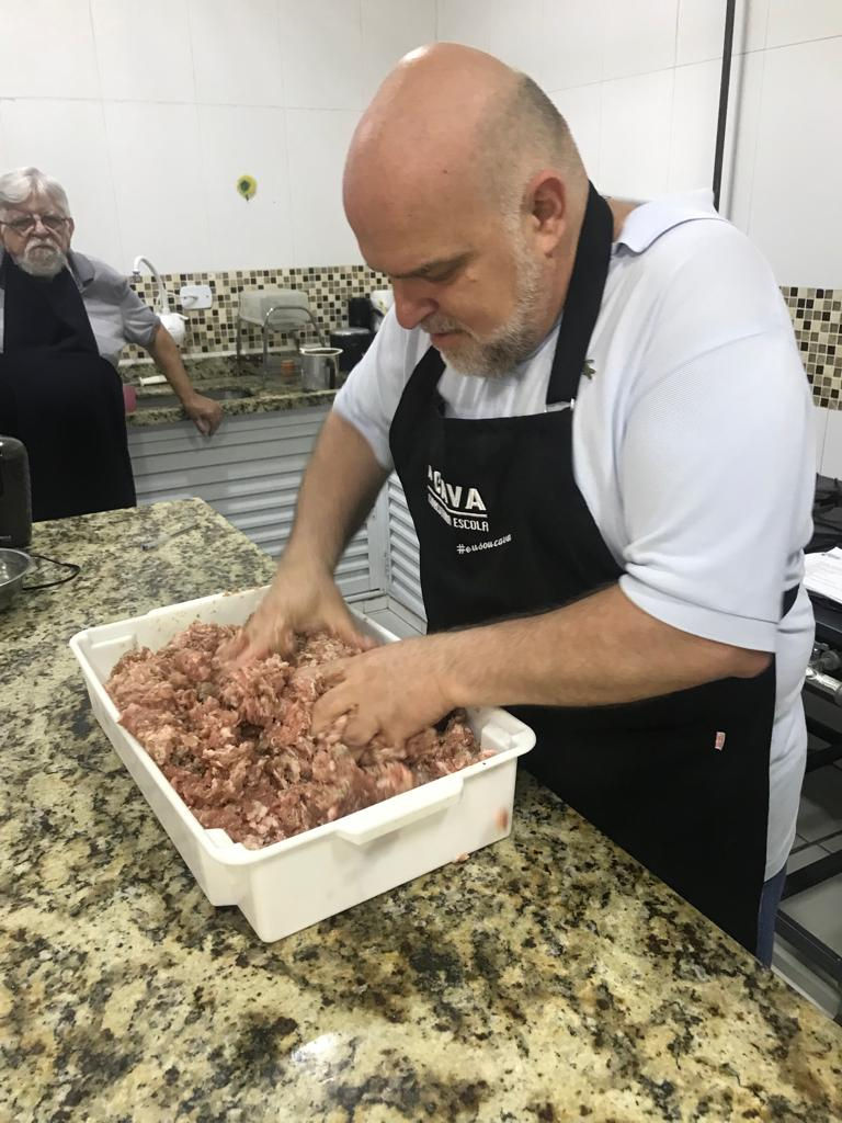 Chef ensinando a mistrurar