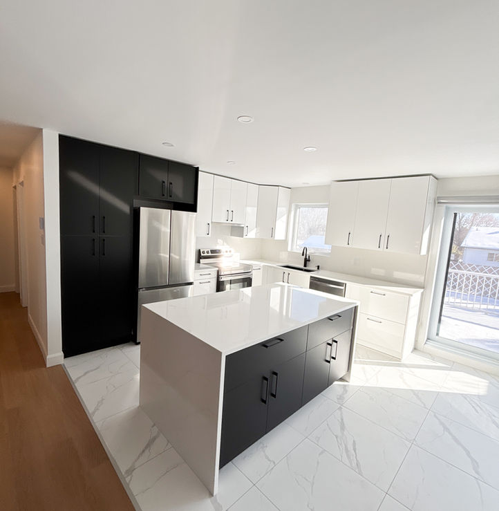 Rénovation de cuisine à Laval avec armoire noire et blanche et îlot centrale