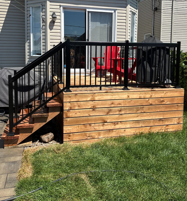 Rénovation de patio en bois traité à Laval