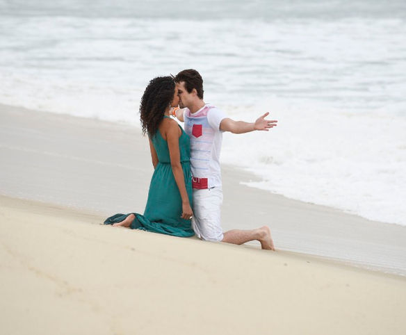 PatrÃcia e Lindomar curtem passeio romântico na praia